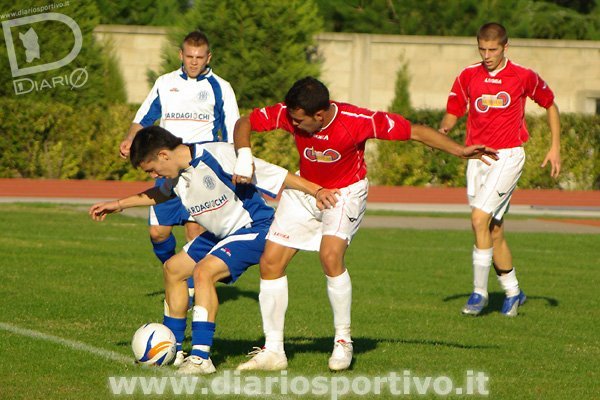 Capoterra-Barisardo 0-1, Stefano Pischedda difende palla da Nicola Piras